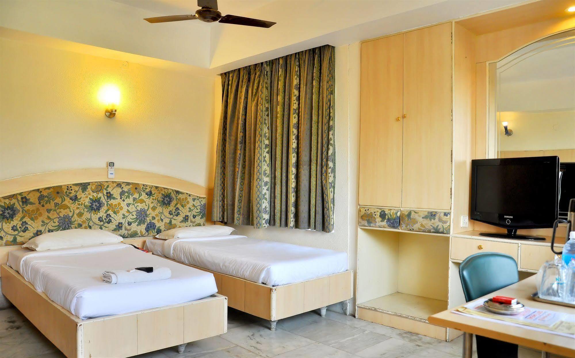 Nayagara Hotel Chennai Zewnętrze zdjęcie